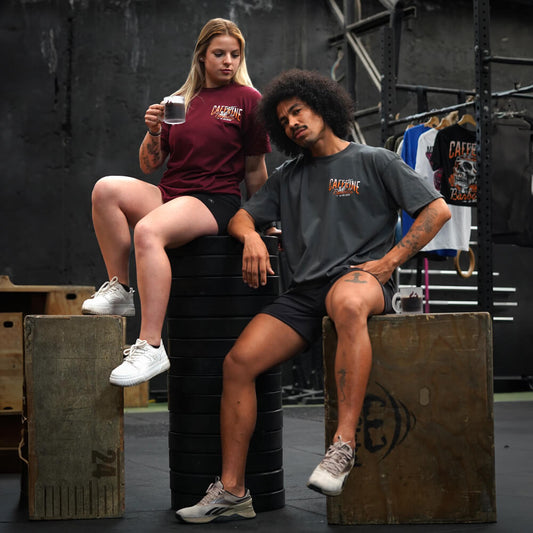 Polera Oversize Caffeine & Barbells - Gris Charcoal