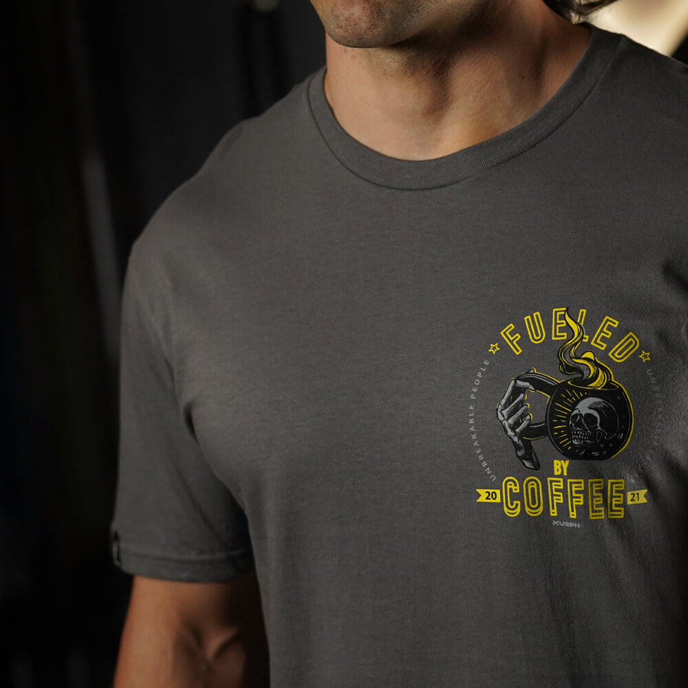 Polera Regular Fit Fueled By Coffee - Gris Charcoal